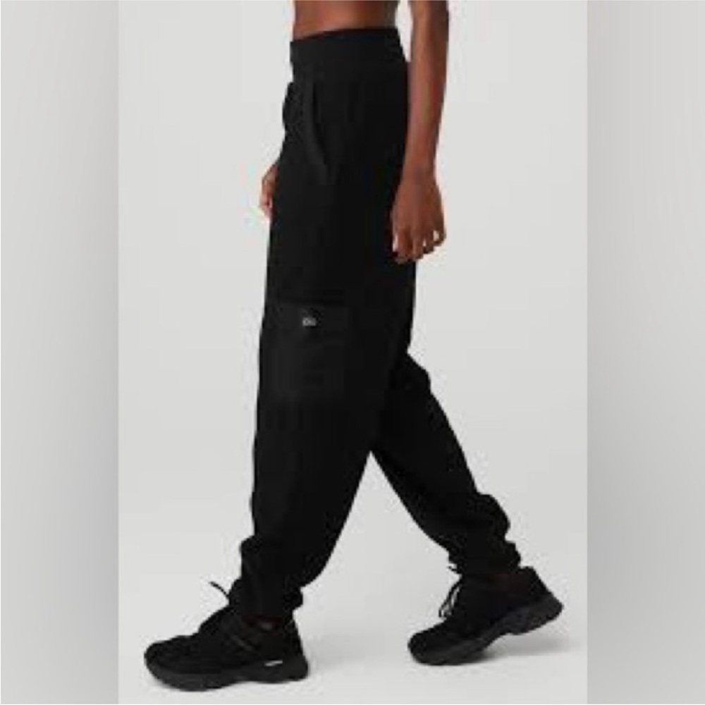 Alo- MICRO SHERPA HIGH-WAIST SOLSTICE SWEATPANT - BLACK